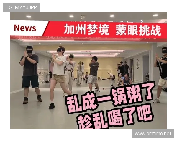 蒙眼男子挑战走路取物装东西笑料百出全程迷糊欢乐不断